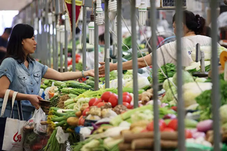 Mulher faz a feira na China: os preços dos alimentos subiram 4,1 por cento em dezembro ante o ano anterior, ante alta de 5,9 por cento em novembro (Tomohiro Ohsumi/Bloomberg)