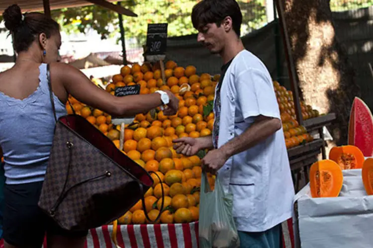 
	Mulher compra frutas em feira: os segmentos de alimentos e bebidas e transportes foram respons&aacute;veis por 70% do aumento
 (Dado Galdieri/Bloomberg)