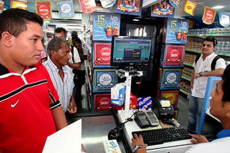
	Pessoas esperam em fila de supermercado: a atividade de supermercados foi a que mais realizou, em n&uacute;meros absolutos, contrata&ccedil;&otilde;es e demiss&otilde;es no ano passado
 (Marcia Zoet/Bloomberg)