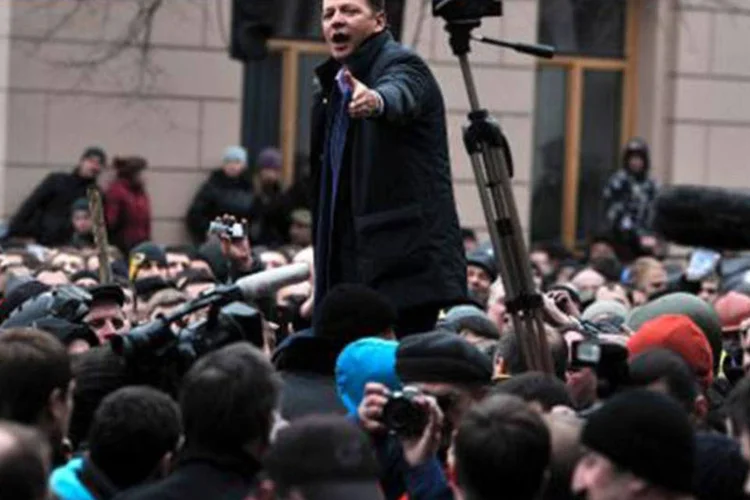 
	Um deputado da oposi&ccedil;&atilde;o discursa diante do Parlamento, em Kiev: a Casa decidiu que o presidente &quot;n&atilde;o cumpre mais suas fun&ccedil;&otilde;es&quot;
 (LOUISA GOULIAMAKI/AFP)