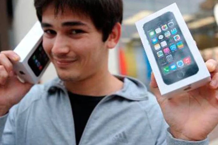 
	Jovem exibe novos iPhones: o aeroporto advertiu a Apple do erro em 6 de setembro, mas, de acordo com Spear, a empresa esperou at&eacute; esta quarta-feira - 20 dias depois - para agir
 (Robyn Beck/AFP)
