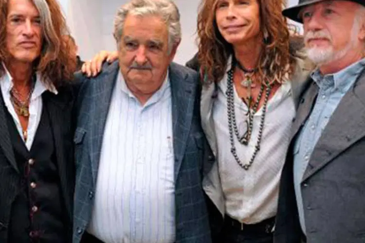 
	Mujica (2&ordm; da esquerda para a direita) ao lado dos integrantes do Aerosmith: Mujica ganhou uma guitarra autografada que deve ser leiloada parr fins sociais
 (Alvaro Salas/AFP)