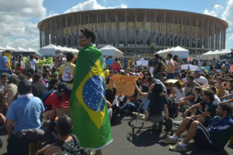 
	&quot;Um senso de injusti&ccedil;a sobre como os recursos p&uacute;blicos s&atilde;o alocados e distribu&iacute;dos no Brasil ajudou a causar estas manifesta&ccedil;&otilde;es&quot;, diz o economista, em meio &agrave; constru&ccedil;&atilde;o ou reforma dos caros est&aacute;dios para a Copa do Mundo
 (Marcello Casal Jr./ABr)