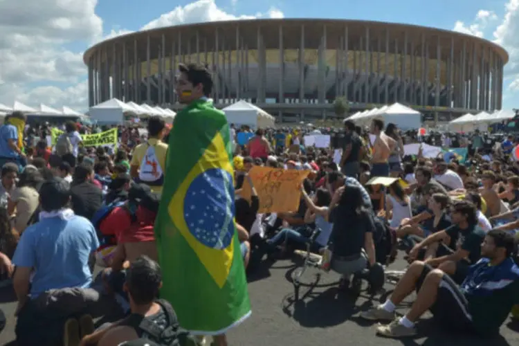Manifestantes em frente ao Estádio Nacional de Brasília antes da abertura da Copa das Confederações (Marcello Casal Jr./ABr)