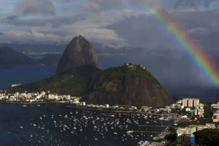 Arco-íris é visto no Pão de Açúcar, no Rio de Janeiro: Brasil é um dos destinos mais cobiçados por estrangeiros para morar (Dado Galdieri/Bloomberg)