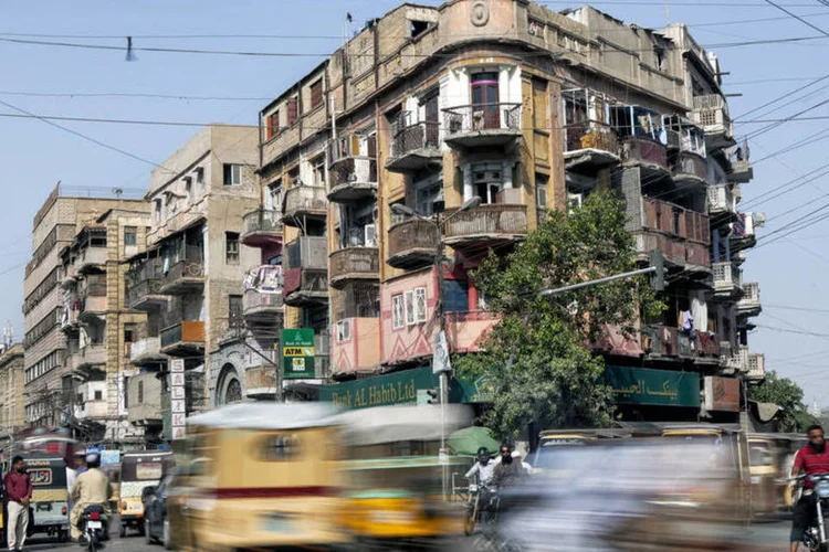 
	Fachada de pr&eacute;dio em Karachi, no Paquist&atilde;o
 (Asim Hafeez/Bloomberg)