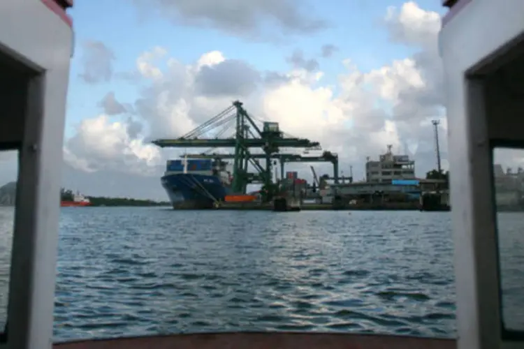 
	Navio no terminal de Libra do Porto de Santos: no ano, as exporta&ccedil;&otilde;es acumularam de 49,588 bilh&otilde;es de d&oacute;lares
 (Andrew Harrer/Bloomberg News)