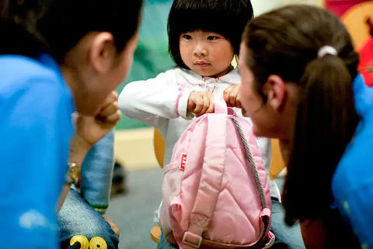 Criança em escola na China: o sistema de registro na China impede que crianças estudem fora de sua cidade natal, por isso muitos pais preferem deixá-los "para trás" (Kevin Lee/Bloomberg)