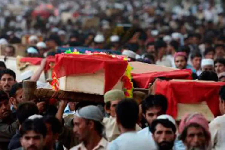 Funeral de uma das vítimas do atentado de domingo no mercado de Peshawar
 (A. MAJEED/AFP)