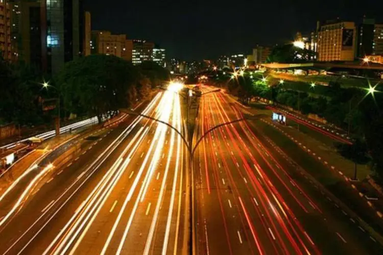 Avenida em São Paulo: executivos que atuam na cidade têm os maiores salários do mundo (Silvio Tanaka/Wikimedia Commons)