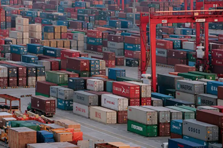 
	Cont&ecirc;ineres no Porto de Xangai, na China: as importa&ccedil;&otilde;es l&iacute;quidas de petr&oacute;leo bruto devem ter alta de 7,1% para 298 milh&otilde;es de toneladas
 (Kevin Lee/Bloomberg)
