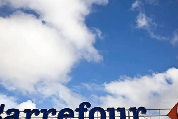 
	Logo do Carrefour: o objetivo &eacute; aproveitar o fluxo de consumidores dos hipermercados e obter renda com aluguel dos im&oacute;veis
 (Balint Porneczi/Bloomberg)