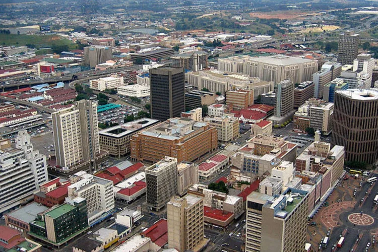 
	&Aacute;frica do Sul: o acusado n&atilde;o poder&aacute; sair da prov&iacute;ncia de Gauteng, onde est&aacute; Johanesburgo, sem permiss&atilde;o das autoridades e teve que entregar seu passaporte
 (PZFUN/Creative Commons)