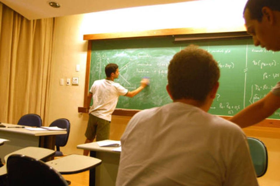 
	Alunos na sala de aula: demanda por cursos aumentou com uma nova classe m&eacute;dia e empr&eacute;stimos federais
 (Andre Vieira/Bloomberg News)