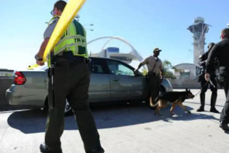 Policiais isolam local aeroporto após tiroteio no Aeroporto Internacional de Los Angeles (Robyn Beck/AFP)
