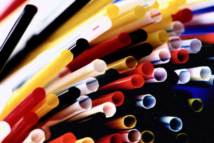 
	Canudos de pl&aacute;sticos: desonera&ccedil;&atilde;o possibilitou uma redu&ccedil;&atilde;o de 0,5% no custo da m&atilde;o de obra, valor absorvido pelo aumento de 3% no custo do produtor
 (BASF/Bloomberg News)