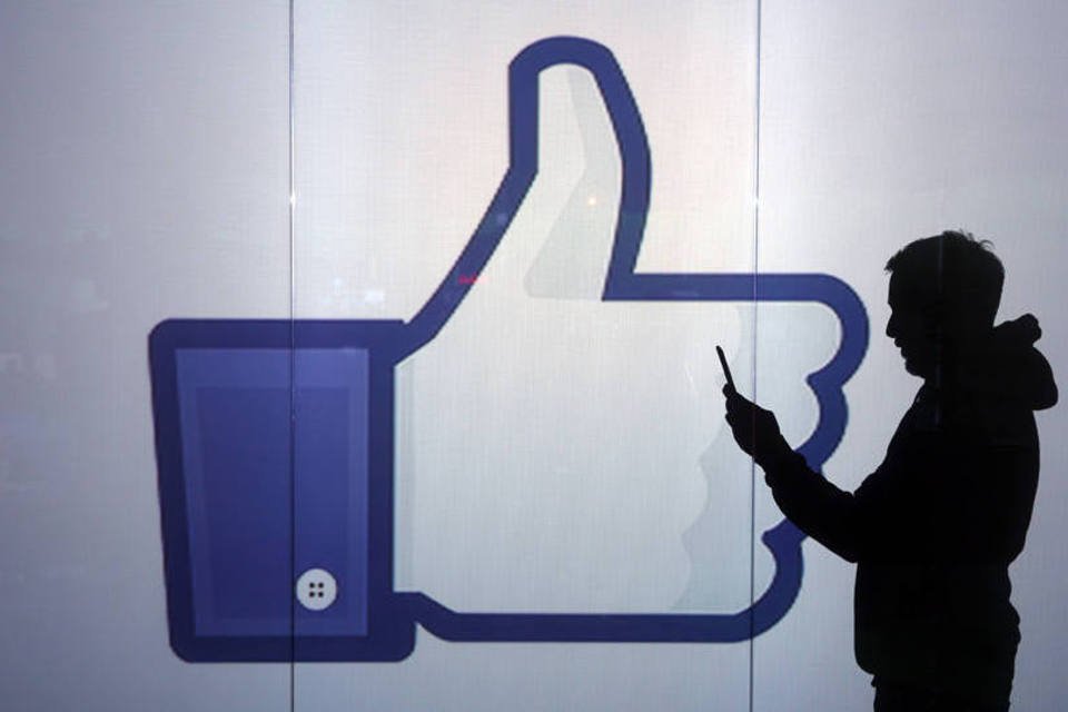 Ações do Facebook atingem máximas após superar estimativas