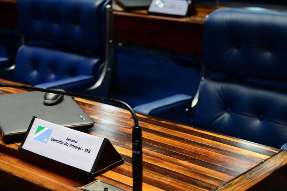 CCJ deve votar parecer para acelerar cassação de Delcídio