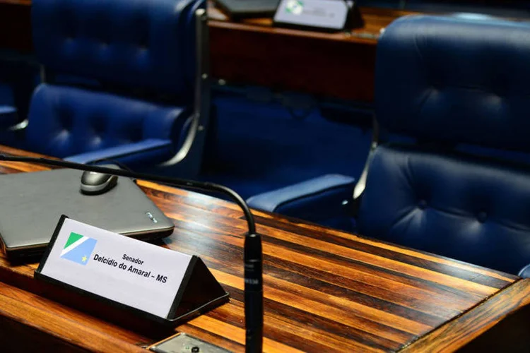
	Bancada vazia de Delc&iacute;dio do Amaral: senador pediu licen&ccedil;a de 100 dias, mas pedido deve ser negado para acelerar processo contra ele.
 (Antônio Cruz/ Agência Brasil)