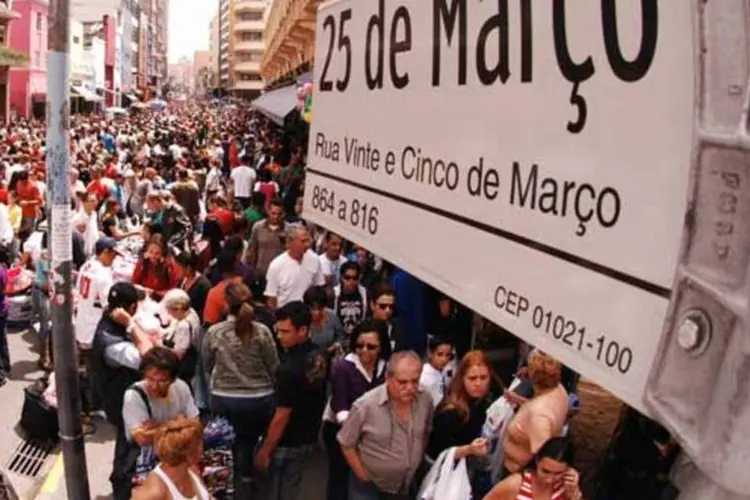 Comércio popular na rua 25 de Março, em São Paulo (EXAME)