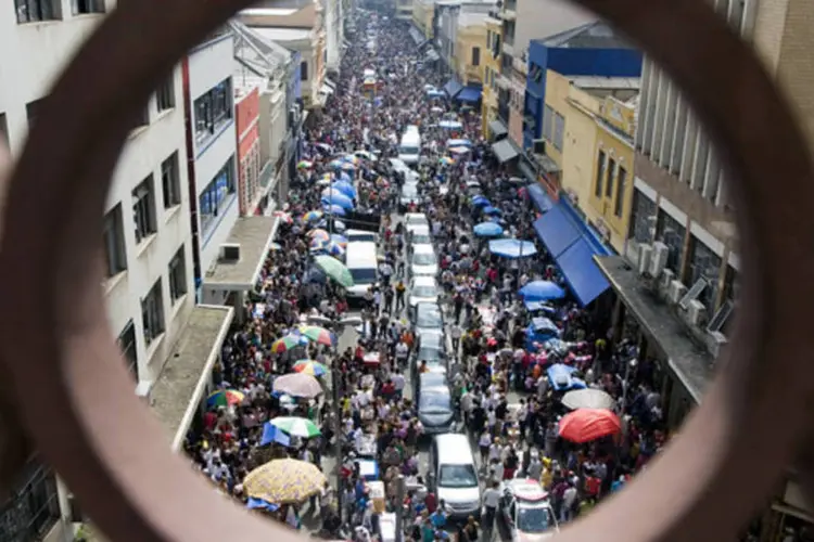 Rua 25 de março em São Paulo: ampliação da classe C aumenta o consumo (Miguel Schincariol/Divulgação/Divulgação)