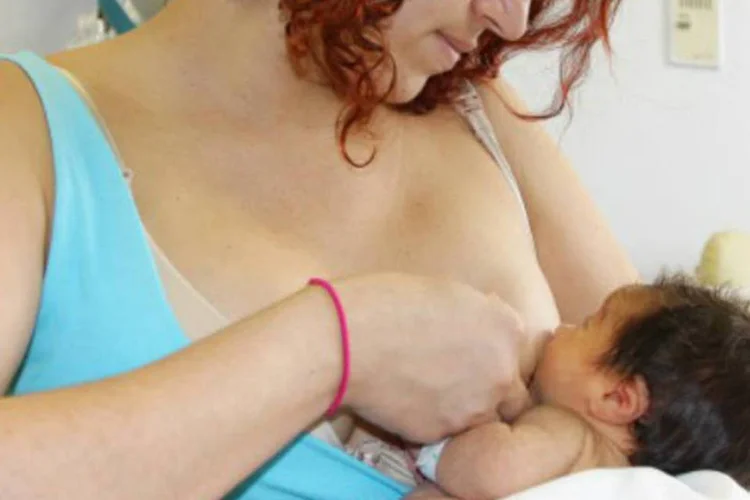 
	Mulher amamenta beb&ecirc;: a&nbsp;estimativa minist&eacute;rio &eacute; que 41% das mulheres amamentem seus beb&ecirc;s at&eacute; os primeiros seis meses
 (Marcos Santos/USP Imagens/Agência USP)