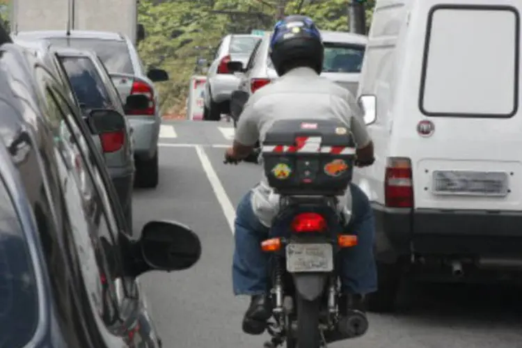 
	Motociclista no tr&acirc;nsito: vendas das ind&uacute;strias &agrave;s concession&aacute;rias cresceram 22,3% entre julho e agosto e ca&iacute;ram 24,5% ante agosto do ano passado
 (Marcos Santos/USP Imagens)