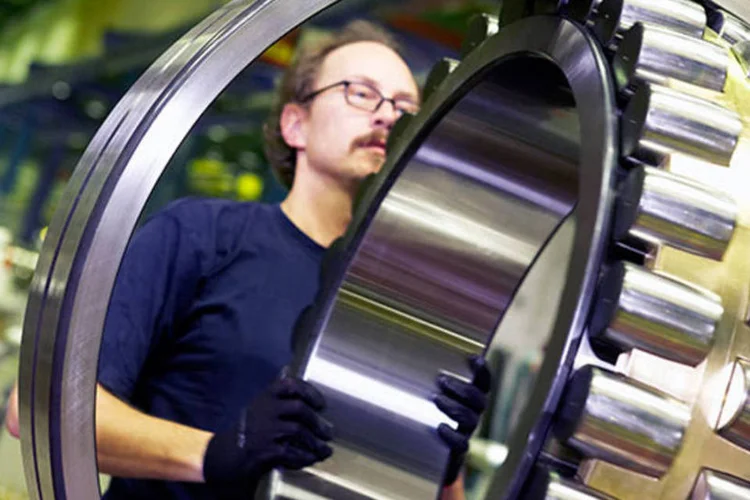 
	Oper&aacute;rio trabalha em autope&ccedil;a em uma f&aacute;brica da SKF: as pe&ccedil;as foram distribu&iacute;das ao mercado de reposi&ccedil;&atilde;o e podem ser usadas em 34 modelos da Audi, Fiat, Ford, GM e Volkswagen
 (SKF AB via Bloomberg)