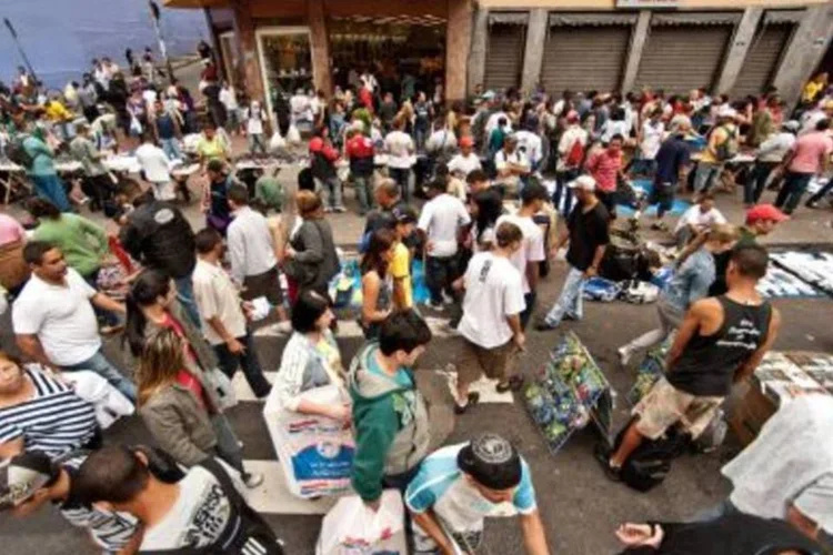Movimentação na rua 25 de Março, em São Paulo: o ponto é conhecido nacionalmente pelo comércio irregular  (.)