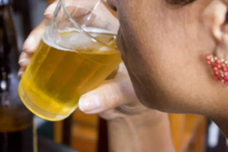 
	Mulher bebendo cerveja: aumento acumulado da cerveja em 12 meses at&eacute; setembro &eacute; de quase 11%
 (Marcos Santos/USP Imagens)
