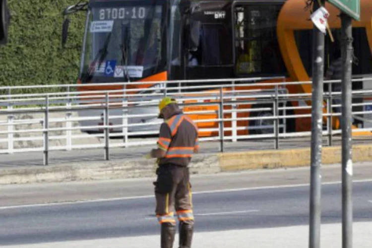 
	Guarda de tr&acirc;nsito da CET: a CET se defende dizendo que vizinhan&ccedil;as fora do eixo classe A da cidade tamb&eacute;m foram beneficiadas, como bairros Graja&uacute; e Horto do Ip&ecirc;
 (Marcos Santos/USP Imagens/Divulgação)