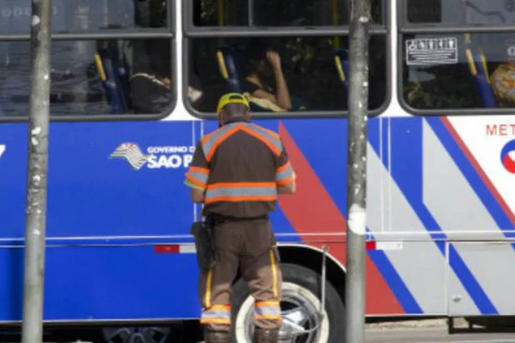 Agente de trânsito: não aplicaram multa aos motoristas que tiverem pane seca nos veículos (Marcos Santos/USP Imagens/Divulgação)