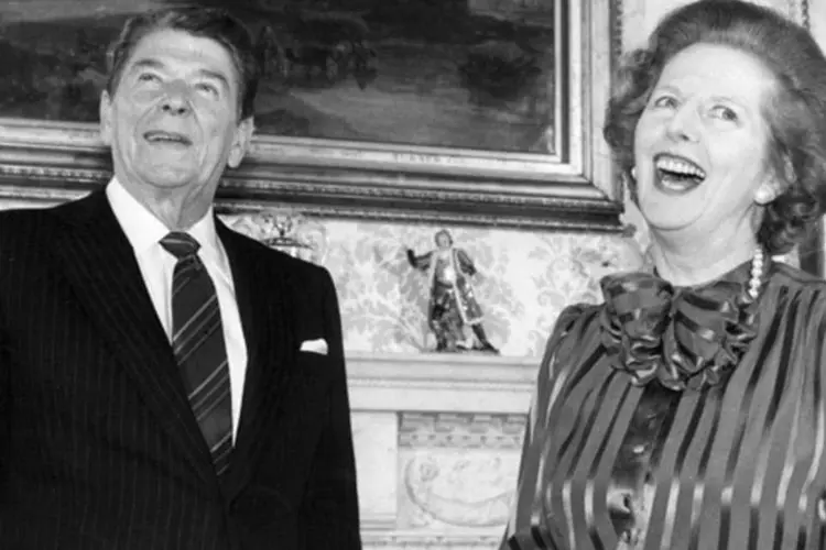 Então primeira-ministra, Margaret Thatcher compartilha uma piada com o então presidente americano Ronald Reagan após uma reunião, na Nº 10 Downing Street, em Londres (Keystone/Getty Images)