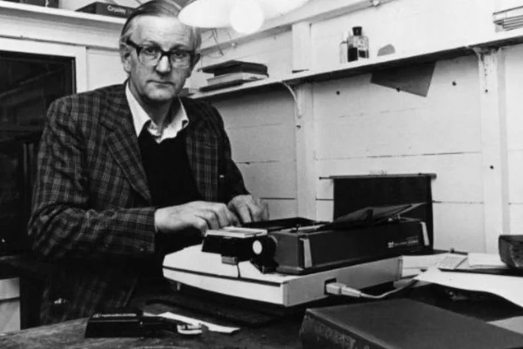 O escritor britânico Tom Sharpe em foto de maio de 1979 (Evening Standard/Getty Images)