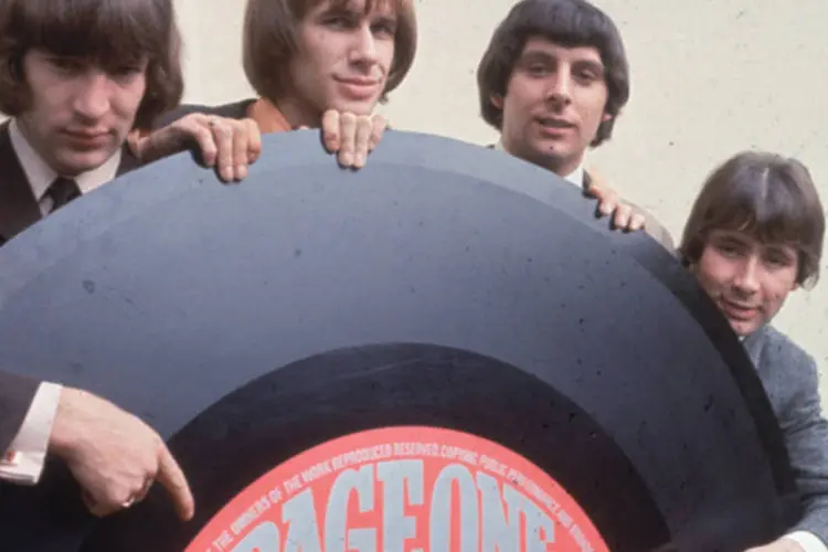 
	Reg Presley (d) com The Troggs: o brit&acirc;nico fundou a banda na d&eacute;cada de 1960 e o grupo de rock ganhou fama com&nbsp;&quot;Wild Thing&quot;
 (Central Press/Getty Images)