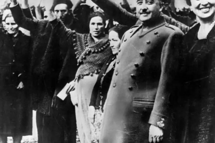 
	General Francisco Franco, que governou a Espanha durante boa parte do s&eacute;culo XX, &eacute; saudado em sua recep&ccedil;&atilde;o em Burgos, em 1934
 (Getty Images)