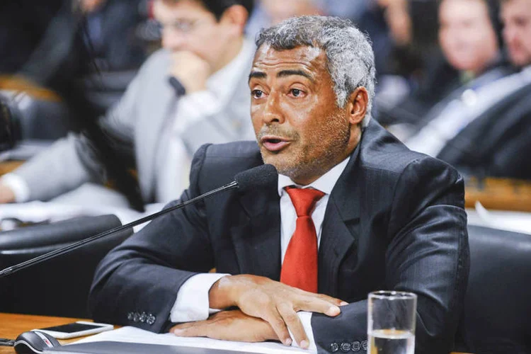 
	O senador Rom&aacute;rio: &quot;Voc&ecirc; me lembra muito um jogador que usava a camisa 11 no passado da Sele&ccedil;&atilde;o Brasileira. Era destemido e teve muito sucesso em sua carreira&quot;.
 (Agência Senado/Moreira Mariz)