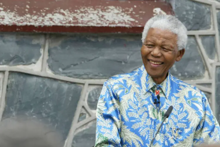 Nelson Mandela em frente a sua antiga cela, onde ficou preso na Ilha Robben, durante um conferência de imprensa, na Costa da Cidade do Cabo (Paul Gilham/Getty Images)