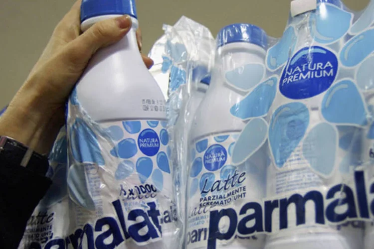 Embalagens de leite Parmalat na prateleira de um supermercado de Milão, na Itália (Giuseppe Cacace/Getty Images)