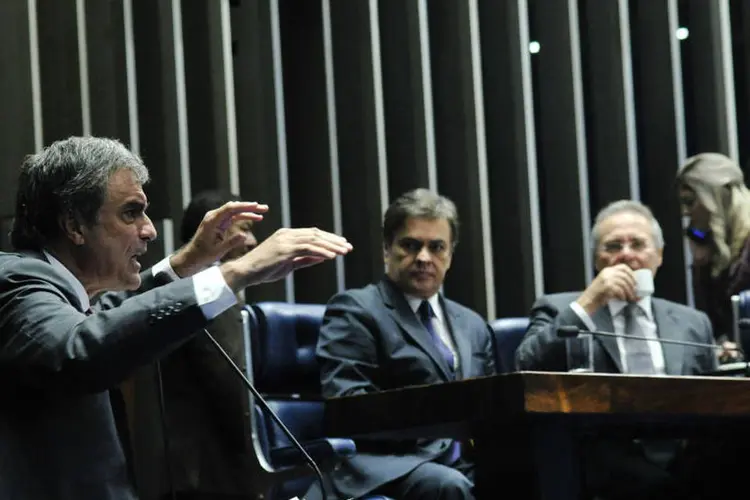 Renan Calheiros observa discurso de José Eduardo Cardozo: presidente do Senado aplaudiu defesa de Dilma (Geraldo Magela/Agência Senado)