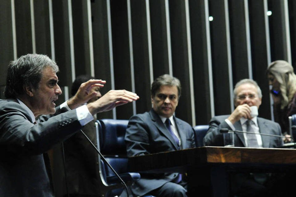 Renan Calheiros aplaude discurso de advogado de Dilma