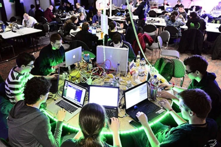 Pessoas em computadores (Getty Images)
