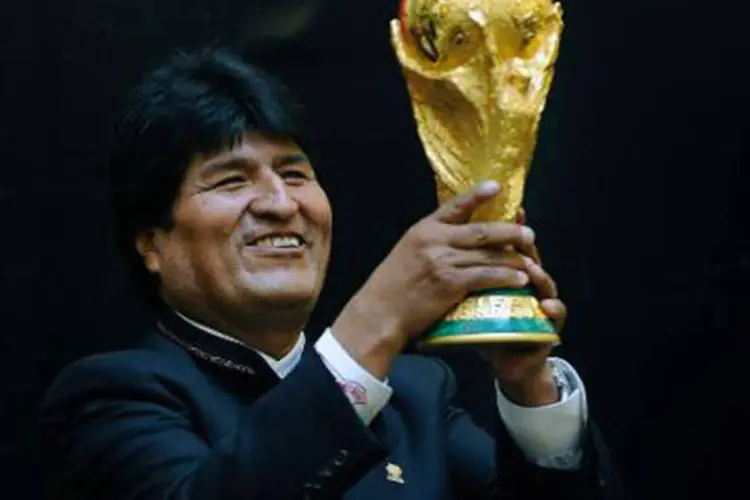Morales ergue o troféu da Copa do Mundo, em 20 de janeiro em La Paz (Jorge Bernal/AFP)