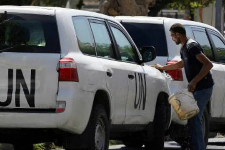 
	Ve&iacute;culos com especialistas da ONU seguem em comboio por Damasco:&nbsp;equipe da ONU concluiu que armas qu&iacute;micas foram utilizadas em grande escala na S&iacute;ria
 (AFP)