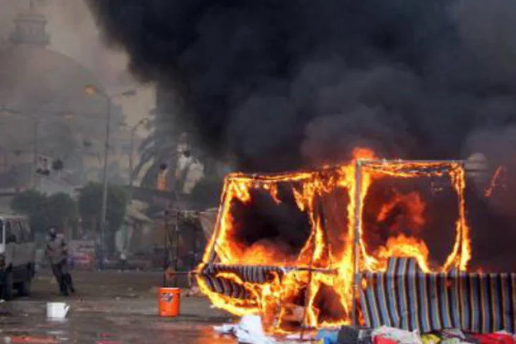 
	Pra&ccedil;a Radaa al-Adawiya, no Cairo: viol&ecirc;ncia tomou conta da capital e de diversas cidades do Egito na manh&atilde; desta quarta-feira
 (Hassan Mohamed/AFP)