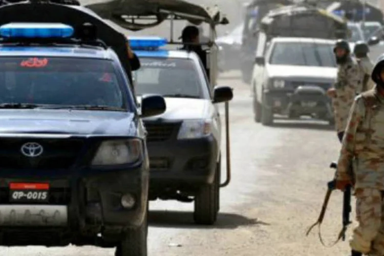 Membros da força de segurança paquistanesa em uma operação contra militantes talibãs, em Quetta, em 6 de junho de 2013. (AFP)
