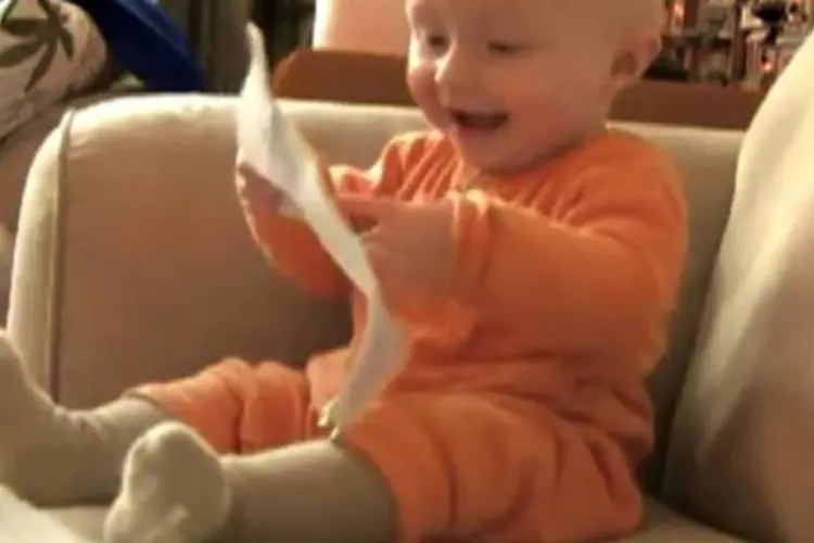 Itaú: comercial "Bebê sem papel" é criticado pela Abigraf (Reprodução)