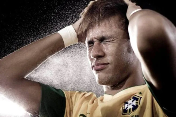 Na terça-feira, o plenário lotou na sessão e Neymar teve trabalho com o assédio, precisando autografar várias camisas (Divulgação/Nike)