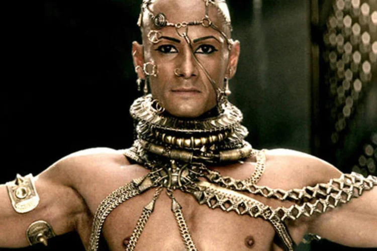 Ator Rodrigo Santoro no papel de Xerxes, no filme "300: A Ascensão do Império" (Divulgação / Warner Bros.)