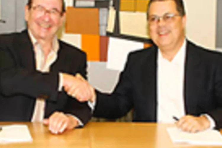 Roberto Civita, presidente do Grupo Abril, e Fernando Xavier, presidente da Telefônica, assinaram o acordo no domingo (29/10)
